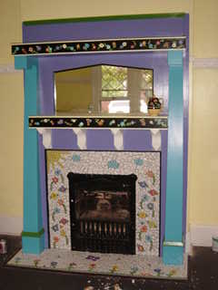 Mosaic fireplaces are made by applying mosaic to the surrounding face and not inside the fireplace itself.